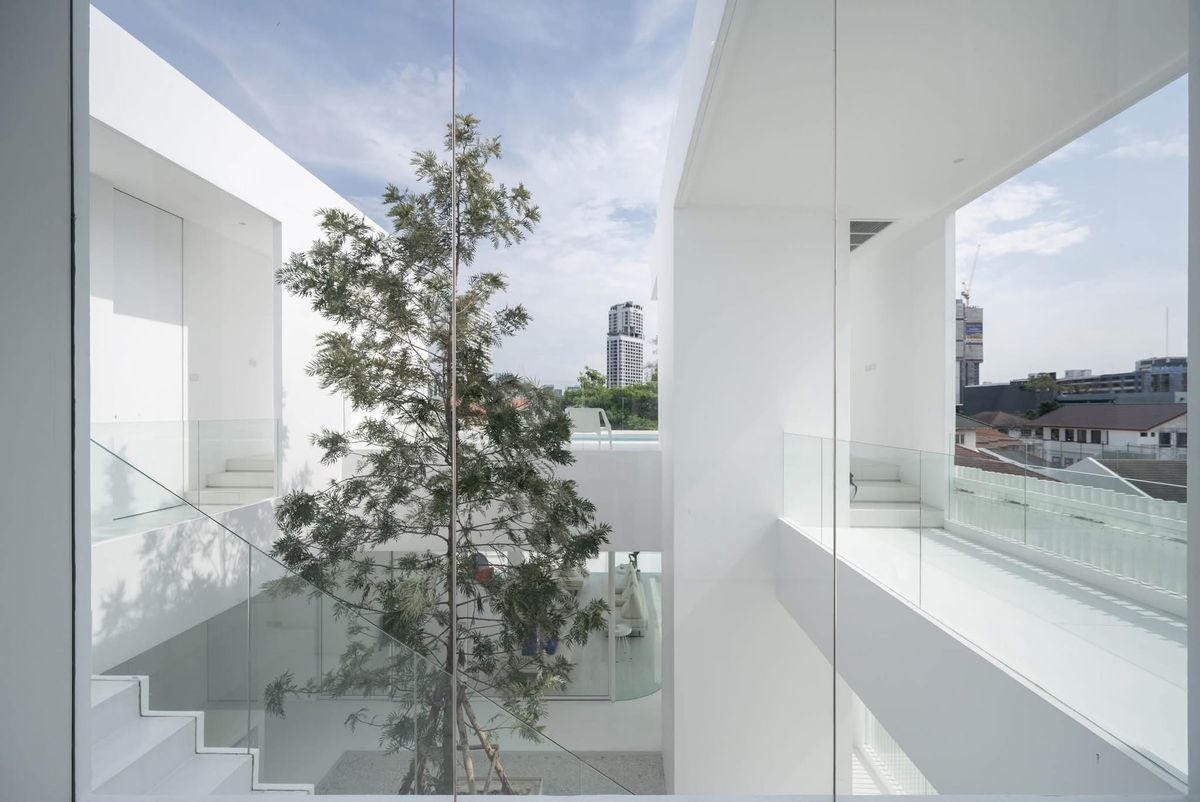 ขายโฮมออฟฟิศลาดพร้าว เซ็นทรัลลาดพร้าว : เจ้าของพร้อมขาย ราคาต่อรองได้  HomeOffice ใจกลางลาดพร้าว  26 ที่ดิน 97 ตร.วา  พื้นที่ใช้สอยกว่า 900 ตร.ม. พร้อมลิฟท์ และสระว่ายน้ำ