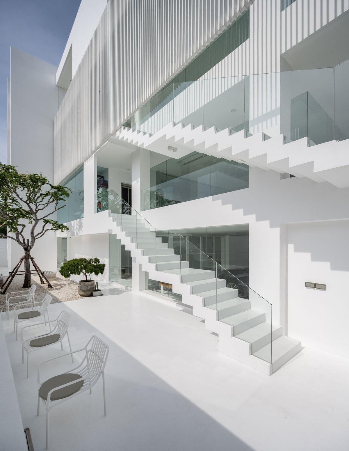 ขายโฮมออฟฟิศลาดพร้าว เซ็นทรัลลาดพร้าว : เจ้าของพร้อมขาย ราคาต่อรองได้  HomeOffice ใจกลางลาดพร้าว  26 ที่ดิน 97 ตร.วา  พื้นที่ใช้สอยกว่า 900 ตร.ม. พร้อมลิฟท์ และสระว่ายน้ำ