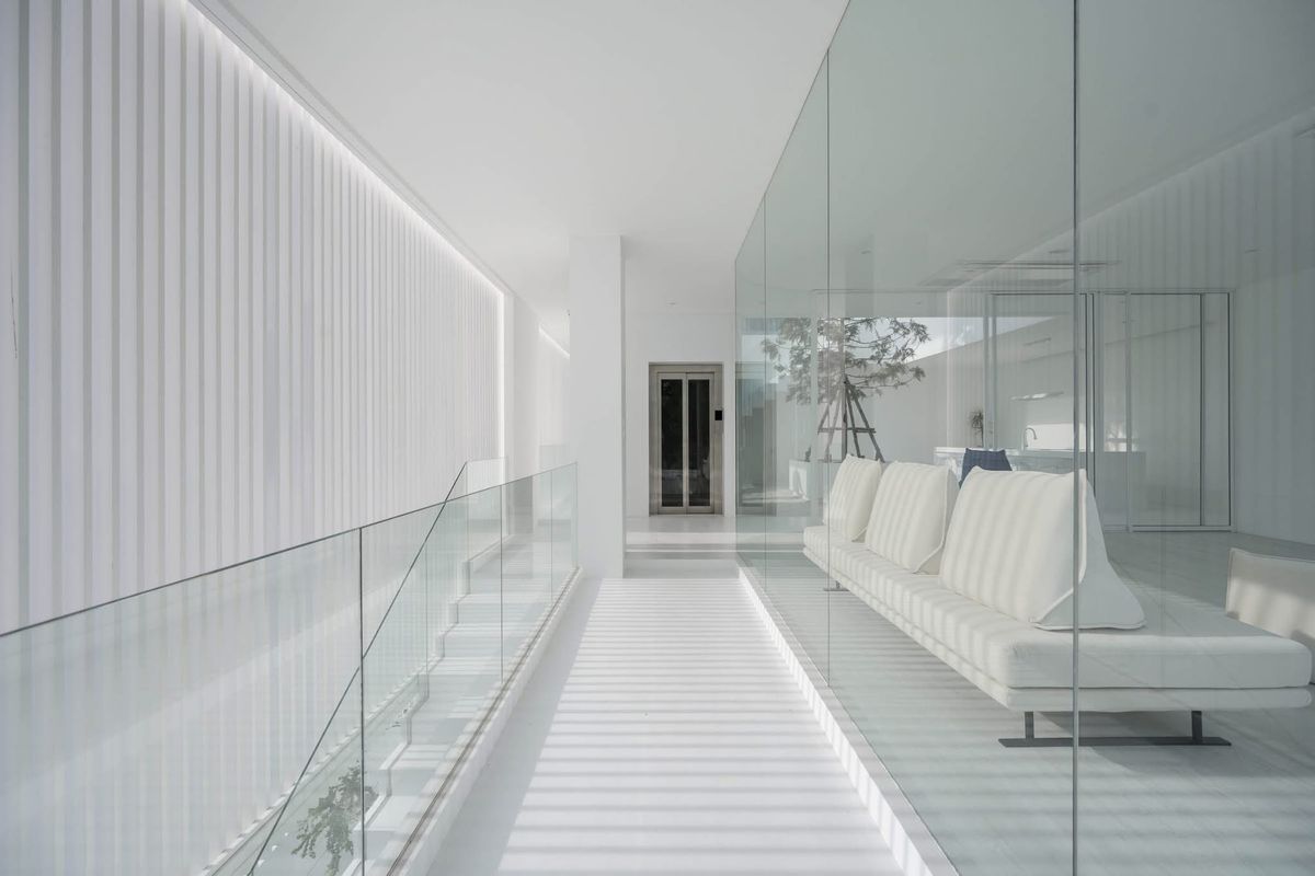 ขายโฮมออฟฟิศลาดพร้าว เซ็นทรัลลาดพร้าว : เจ้าของพร้อมขาย ราคาต่อรองได้  HomeOffice ใจกลางลาดพร้าว  26 ที่ดิน 97 ตร.วา  พื้นที่ใช้สอยกว่า 900 ตร.ม. พร้อมลิฟท์ และสระว่ายน้ำ