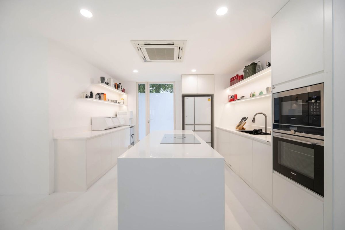 ขายโฮมออฟฟิศลาดพร้าว เซ็นทรัลลาดพร้าว : เจ้าของพร้อมขาย ราคาต่อรองได้  HomeOffice ใจกลางลาดพร้าว  26 ที่ดิน 97 ตร.วา  พื้นที่ใช้สอยกว่า 900 ตร.ม. พร้อมลิฟท์ และสระว่ายน้ำ