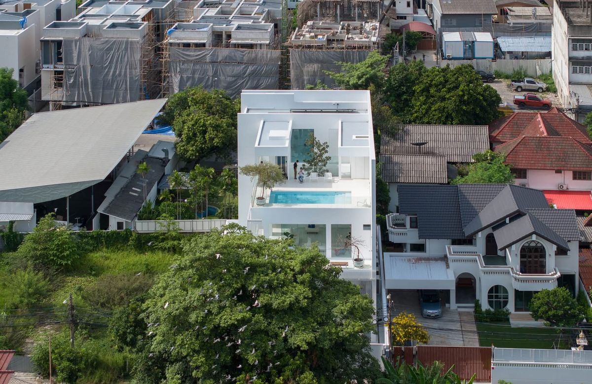 ขายโฮมออฟฟิศลาดพร้าว เซ็นทรัลลาดพร้าว : เจ้าของพร้อมขาย ราคาต่อรองได้  HomeOffice ใจกลางลาดพร้าว  26 ที่ดิน 97 ตร.วา  พื้นที่ใช้สอยกว่า 900 ตร.ม. พร้อมลิฟท์ และสระว่ายน้ำ