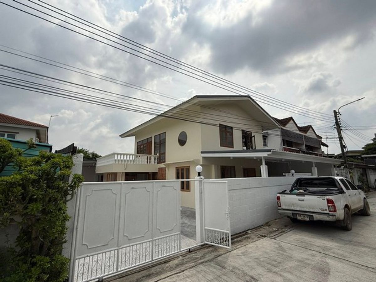For RentHouseNawamin, Ramindra : HR2875 House for rent in an area of ​​72 sq.m. Soi Ram Inthra 5, near the Pink Line Ram Inthra 3 station, suitable for living Or make a home office
