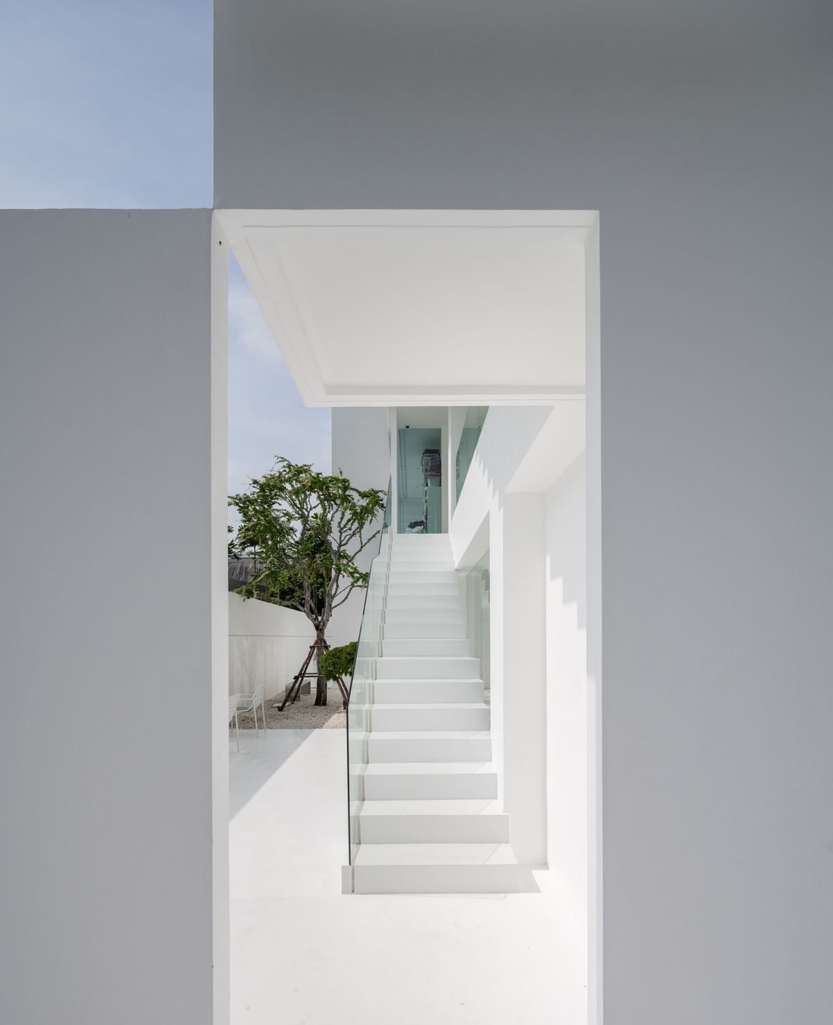 ขายโฮมออฟฟิศลาดพร้าว เซ็นทรัลลาดพร้าว : เจ้าของพร้อมขาย ราคาต่อรองได้  HomeOffice ใจกลางลาดพร้าว  26 ที่ดิน 97 ตร.วา  พื้นที่ใช้สอยกว่า 900 ตร.ม. พร้อมลิฟท์ และสระว่ายน้ำ