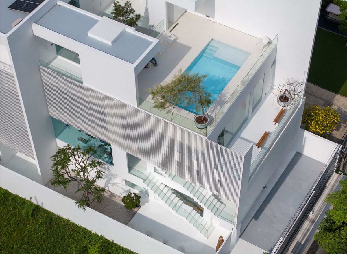 ขายโฮมออฟฟิศลาดพร้าว เซ็นทรัลลาดพร้าว : เจ้าของพร้อมขาย ราคาต่อรองได้  HomeOffice ใจกลางลาดพร้าว  26 ที่ดิน 97 ตร.วา  พื้นที่ใช้สอยกว่า 900 ตร.ม. พร้อมลิฟท์ และสระว่ายน้ำ