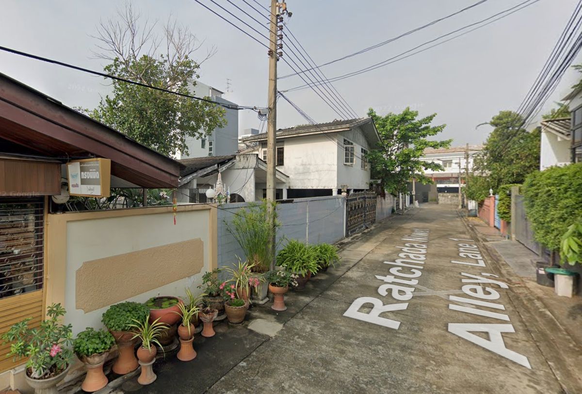 ขายที่ดินรัชดา ห้วยขวาง : ขายที่ดินรัชดานิเวศน์1/3 ห้วยขวาง เจ้าของขายเอง ทำเลดี สภาพแวดล้อมดี ใก้ลเมือง เดินทางเข้าเมืองได้หลายเส้นทาง