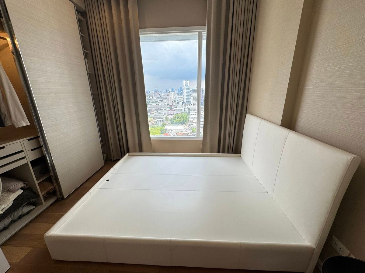 For SaleCondoLadprao, Central Ladprao : 💥Don ' T miss💥 The Saint Residences Condo, good location, very good price, will buy by yourself or invest is worth! Good, not hot, dont miss it. This price does not come often. Interested, contact 0876358339.