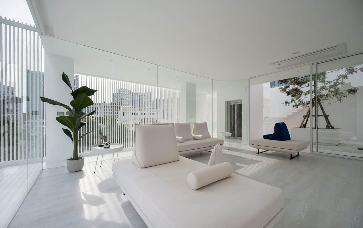 ขายโฮมออฟฟิศลาดพร้าว เซ็นทรัลลาดพร้าว : เจ้าของพร้อมขาย ราคาต่อรองได้  HomeOffice ใจกลางลาดพร้าว  26 ที่ดิน 97 ตร.วา  พื้นที่ใช้สอยกว่า 900 ตร.ม. พร้อมลิฟท์ และสระว่ายน้ำ