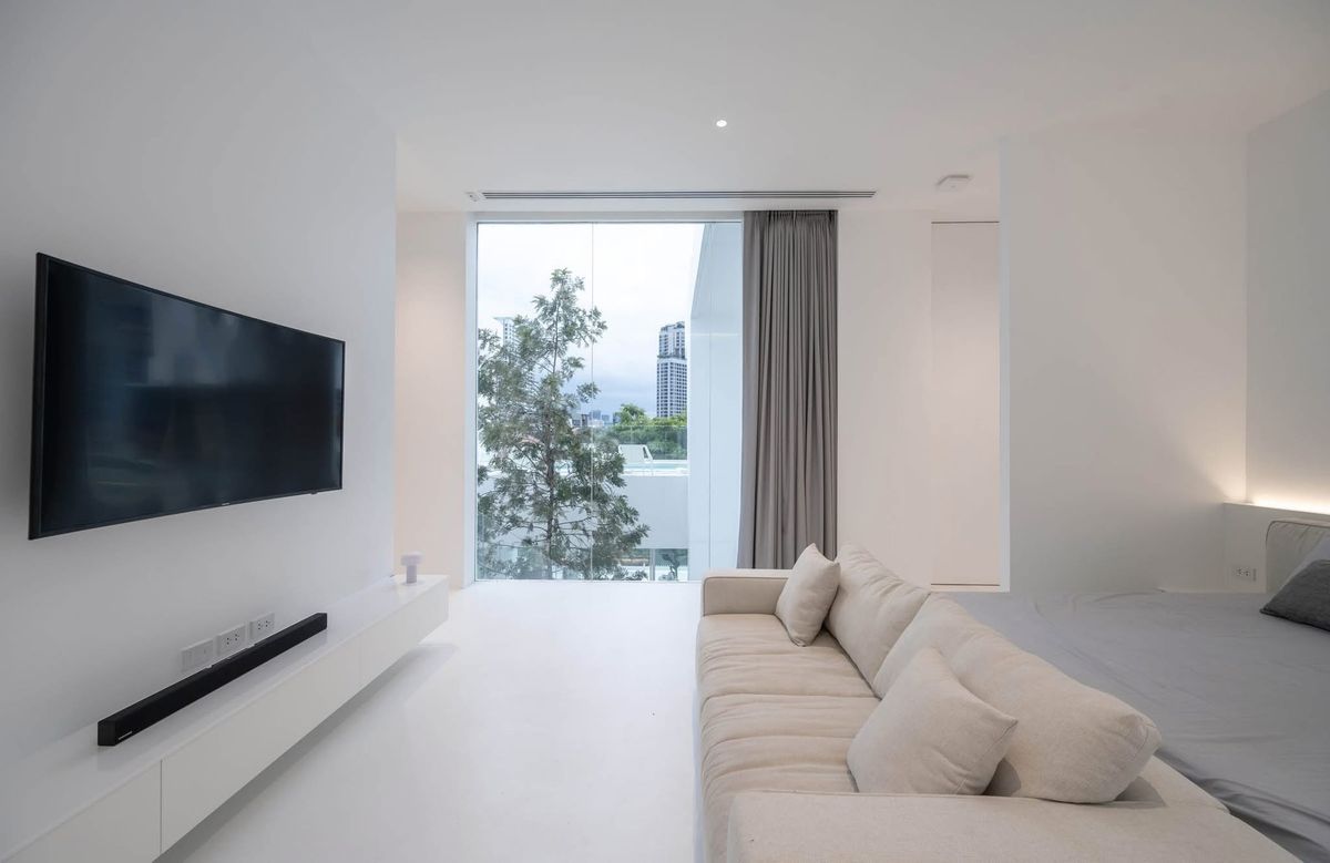 ขายโฮมออฟฟิศลาดพร้าว เซ็นทรัลลาดพร้าว : เจ้าของพร้อมขาย ราคาต่อรองได้  HomeOffice ใจกลางลาดพร้าว  26 ที่ดิน 97 ตร.วา  พื้นที่ใช้สอยกว่า 900 ตร.ม. พร้อมลิฟท์ และสระว่ายน้ำ