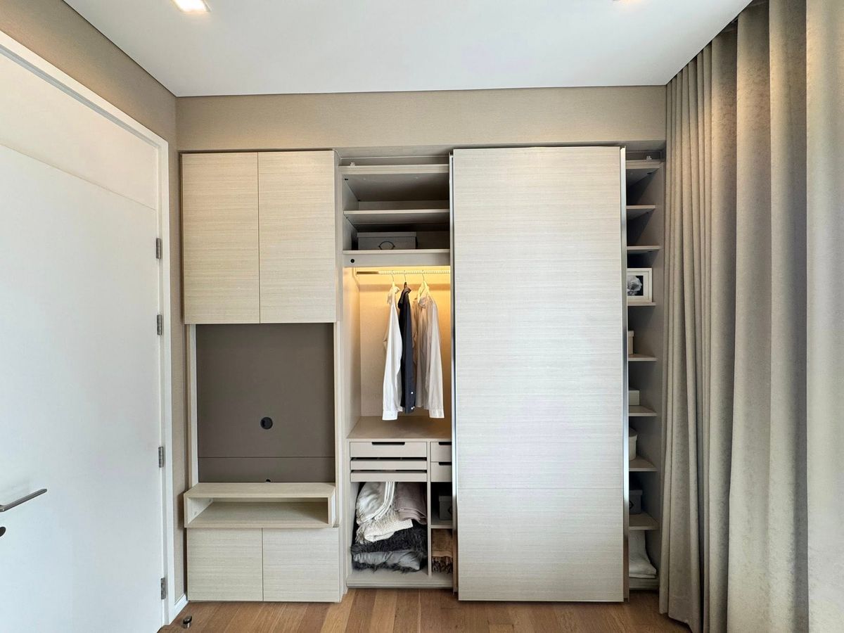 For SaleCondoLadprao, Central Ladprao : 💥Don ' T miss💥 The Saint Residences Condo, good location, very good price, will buy by yourself or invest is worth! Good, not hot, dont miss it. This price does not come often. Interested, contact 0876358339.