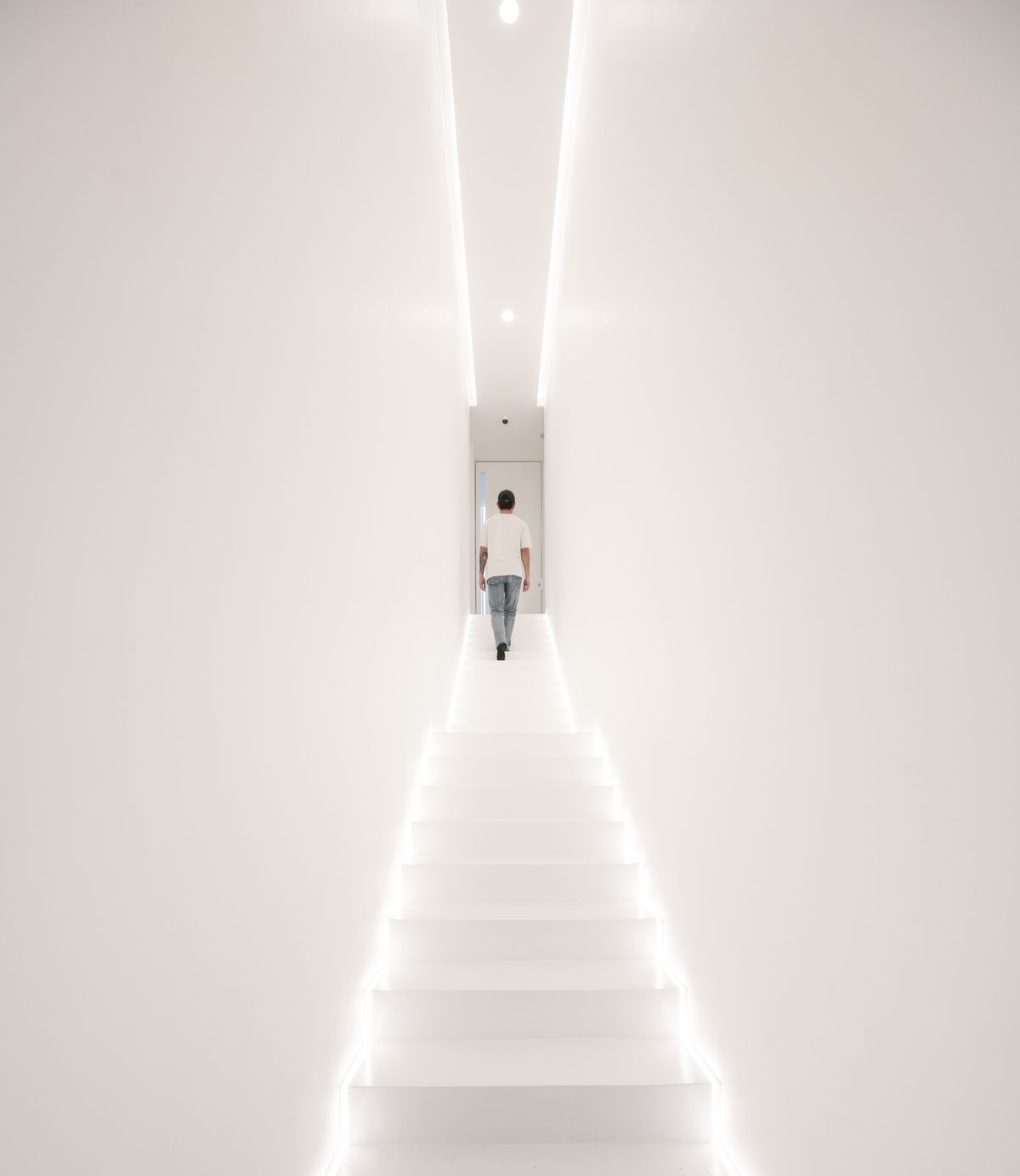 ขายโฮมออฟฟิศลาดพร้าว เซ็นทรัลลาดพร้าว : เจ้าของพร้อมขาย ราคาต่อรองได้  HomeOffice ใจกลางลาดพร้าว  26 ที่ดิน 97 ตร.วา  พื้นที่ใช้สอยกว่า 900 ตร.ม. พร้อมลิฟท์ และสระว่ายน้ำ