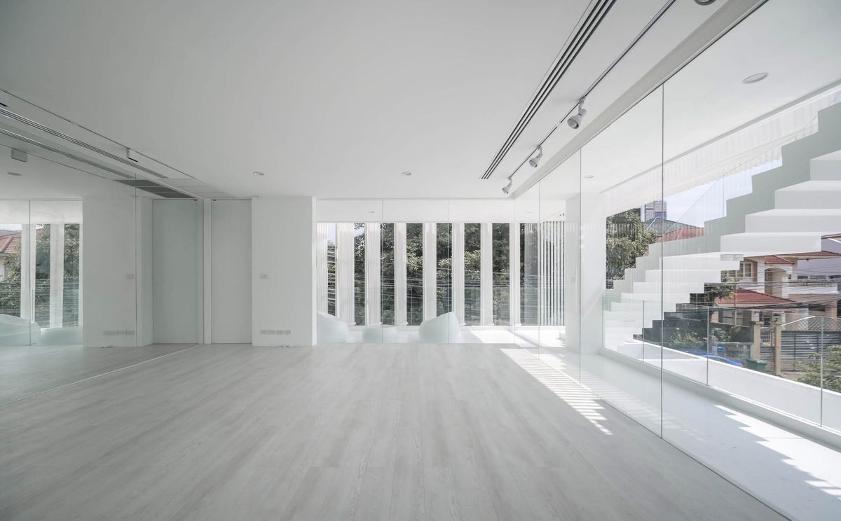 ขายโฮมออฟฟิศลาดพร้าว เซ็นทรัลลาดพร้าว : เจ้าของพร้อมขาย ราคาต่อรองได้  HomeOffice ใจกลางลาดพร้าว  26 ที่ดิน 97 ตร.วา  พื้นที่ใช้สอยกว่า 900 ตร.ม. พร้อมลิฟท์ และสระว่ายน้ำ