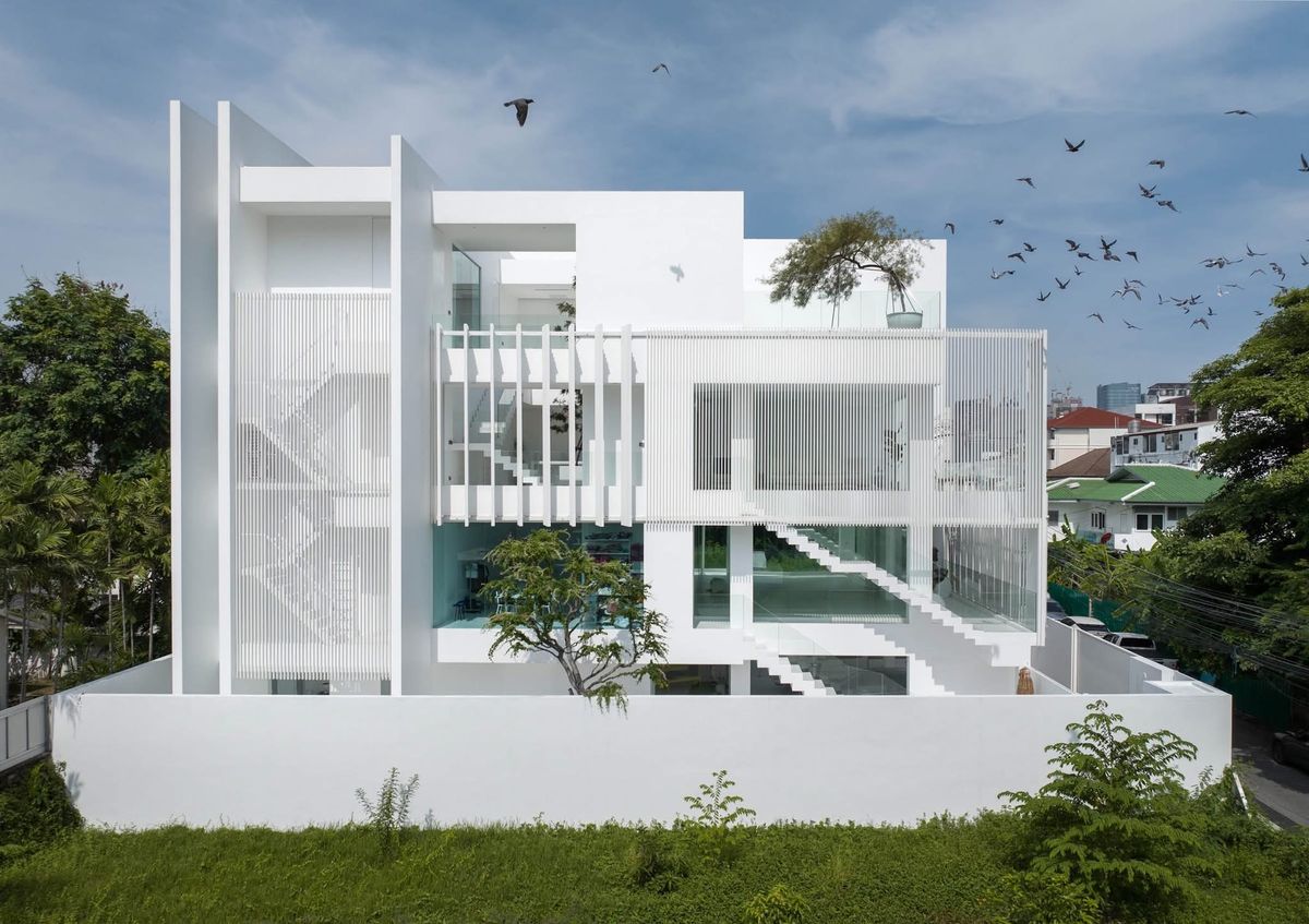 ขายโฮมออฟฟิศลาดพร้าว เซ็นทรัลลาดพร้าว : เจ้าของพร้อมขาย ราคาต่อรองได้  HomeOffice ใจกลางลาดพร้าว  26 ที่ดิน 97 ตร.วา  พื้นที่ใช้สอยกว่า 900 ตร.ม. พร้อมลิฟท์ และสระว่ายน้ำ