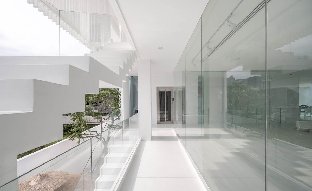 ขายโฮมออฟฟิศลาดพร้าว เซ็นทรัลลาดพร้าว : เจ้าของพร้อมขาย ราคาต่อรองได้  HomeOffice ใจกลางลาดพร้าว  26 ที่ดิน 97 ตร.วา  พื้นที่ใช้สอยกว่า 900 ตร.ม. พร้อมลิฟท์ และสระว่ายน้ำ