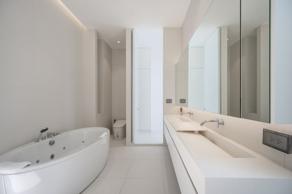 ขายโฮมออฟฟิศลาดพร้าว เซ็นทรัลลาดพร้าว : เจ้าของพร้อมขาย ราคาต่อรองได้  HomeOffice ใจกลางลาดพร้าว  26 ที่ดิน 97 ตร.วา  พื้นที่ใช้สอยกว่า 900 ตร.ม. พร้อมลิฟท์ และสระว่ายน้ำ