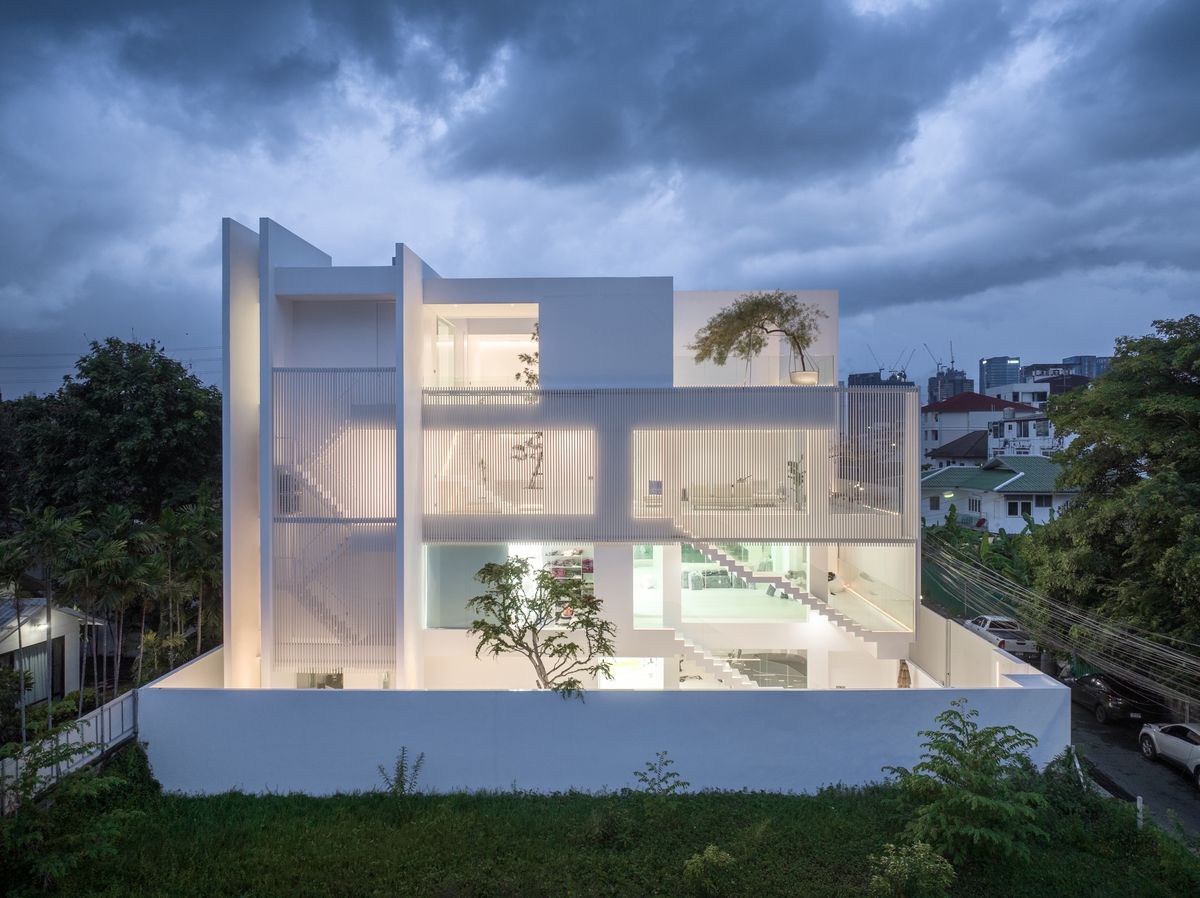 ขายโฮมออฟฟิศลาดพร้าว เซ็นทรัลลาดพร้าว : เจ้าของพร้อมขาย ราคาต่อรองได้  HomeOffice ใจกลางลาดพร้าว  26 ที่ดิน 97 ตร.วา  พื้นที่ใช้สอยกว่า 900 ตร.ม. พร้อมลิฟท์ และสระว่ายน้ำ