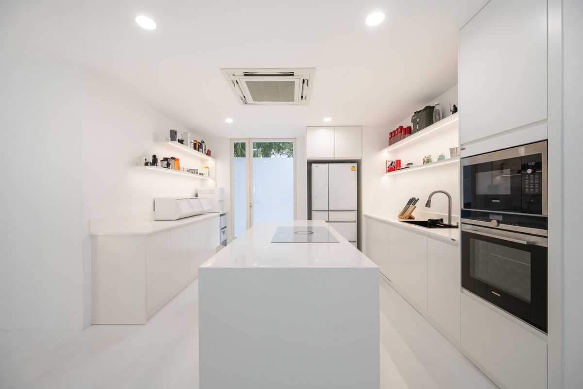 ขายโฮมออฟฟิศลาดพร้าว เซ็นทรัลลาดพร้าว : เจ้าของพร้อมขาย ราคาต่อรองได้  HomeOffice ใจกลางลาดพร้าว  26 ที่ดิน 97 ตร.วา  พื้นที่ใช้สอยกว่า 900 ตร.ม. พร้อมลิฟท์ และสระว่ายน้ำ