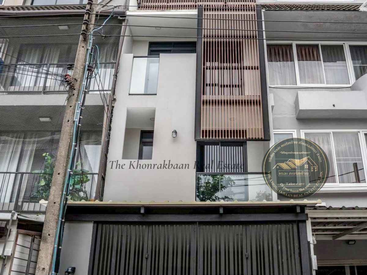 For SaleTownhomeSukhumvit, Asoke, Thonglor : SALE: Property Code Stt2285🏡 Hajime, 4 -story townhome, new renovated in the heart of Sukhumvit 📍 Near BTS Ekkamai only 5 minutes
