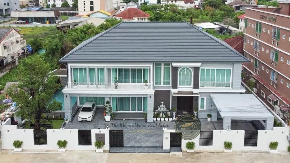 ขายบ้านบางนา แบริ่ง ลาซาล : SALE: รหัสทรัพย์ SH1657🏡 ขายบ้านหรู บ้านใหม่สร้างเสร็จ พร้อมเข้าอยู่ | ไม่มีค่าส่วนกลาง📍 ทำเลทอง: ย่าน ม.รามคำแหง 2 - ซอยวัดทุ่งเศรษฐี