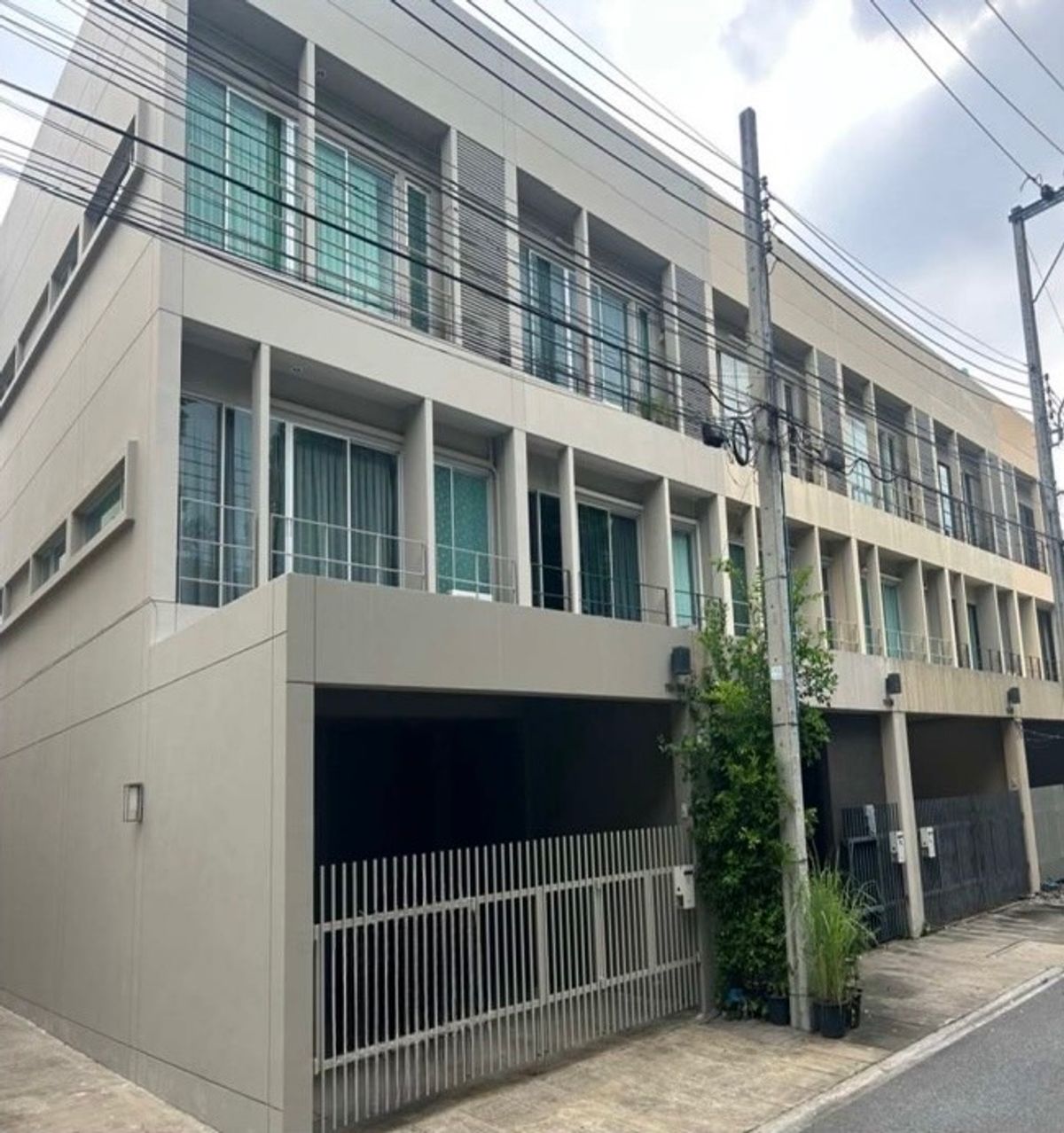 ให้เช่าทาวน์โฮมพัฒนาการ ศรีนครินทร์ : เช่าบ้านทาวน์โฮม 3 ชั้น หมู่บ้านโนเบิลคิวบ์ พัฒนาการ 