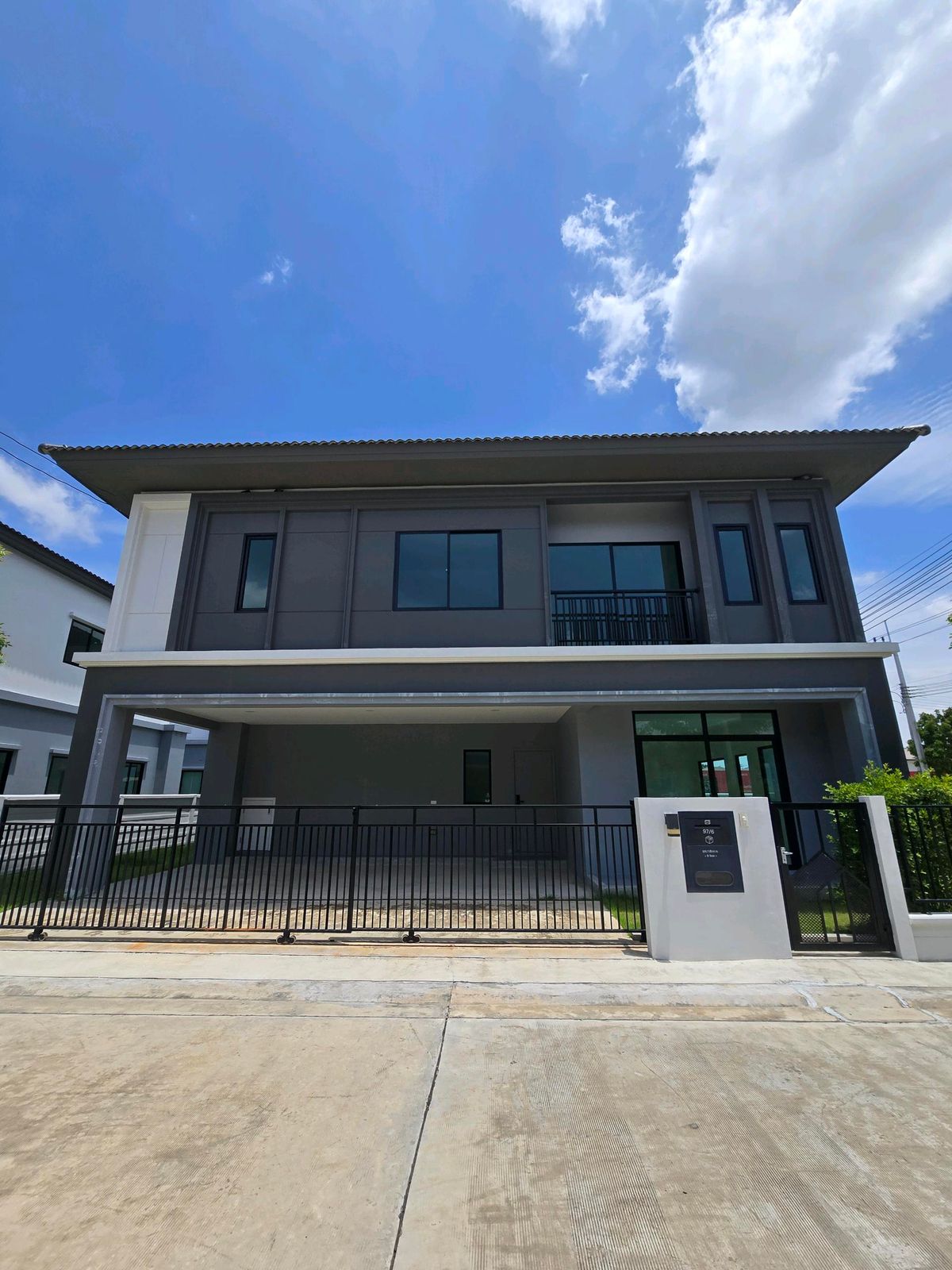 ขายบ้านนนทบุรี บางใหญ่ บางบัวทอง : 🏡บ้านเดี่ยวหรู "บริทาเนีย เวสต์เกต" บางใหญ่
✨ บ้านใหม่มือ 1 ทำเลศักยภาพ ใกล้รถไฟฟ้าเซ็นทรัลเวสต์เกต ✨

❤️ (ราคาดีสุดในโครงการ!)
🚆 เดินทางสะดวก เพียง 7 นาทีถึงรถไฟฟ้าสายสีม่วง สถานีคลองบางไผ่
🛍️ ใกล้เซ็นทรัลเวสต์เกต และ IKEA บางใหญ่
