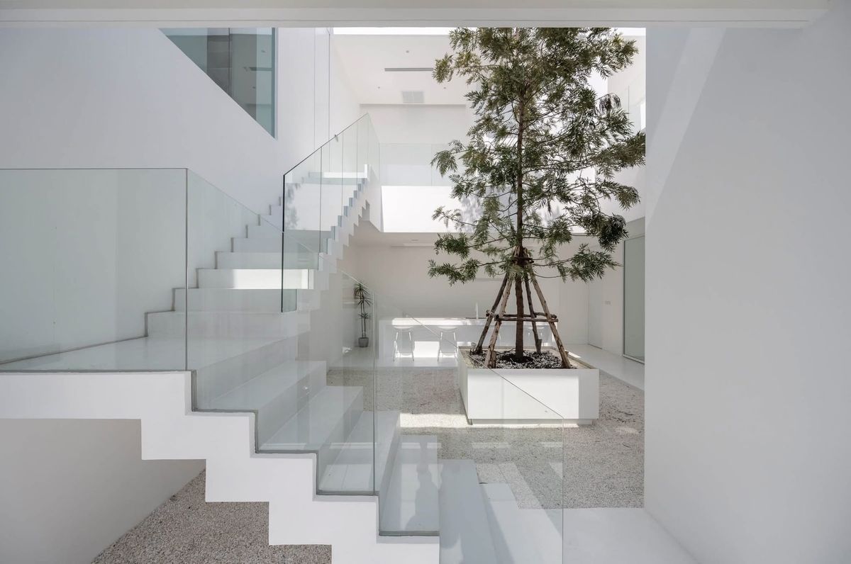 ขายโฮมออฟฟิศลาดพร้าว เซ็นทรัลลาดพร้าว : เจ้าของพร้อมขาย ราคาต่อรองได้  HomeOffice ใจกลางลาดพร้าว  26 ที่ดิน 97 ตร.วา  พื้นที่ใช้สอยกว่า 900 ตร.ม. พร้อมลิฟท์ และสระว่ายน้ำ