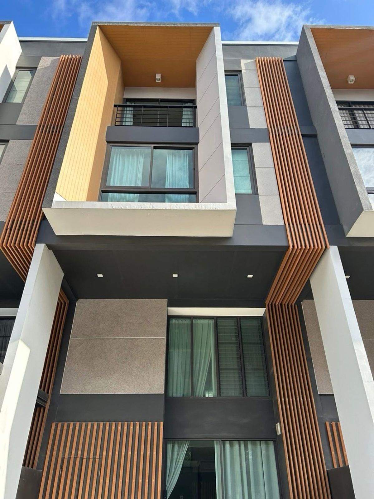 ให้เช่าทาวน์โฮมพัฒนาการ ศรีนครินทร์ : Rental : Pet Friendly Modern Townhome In Pattanakarn 32 , 3 Beds 4 Bath , 210 sqm 

🔥🔥Rental Price : 85,000 THB / Month🔥🔥

#sellinghouses
#superluxuryhousebkk
#Ultraluxurycondo 
#luxuryhousebangkok 
#superluxurycondoforsale 
#อสังหาริมทย์ทรัพย์ 
#real