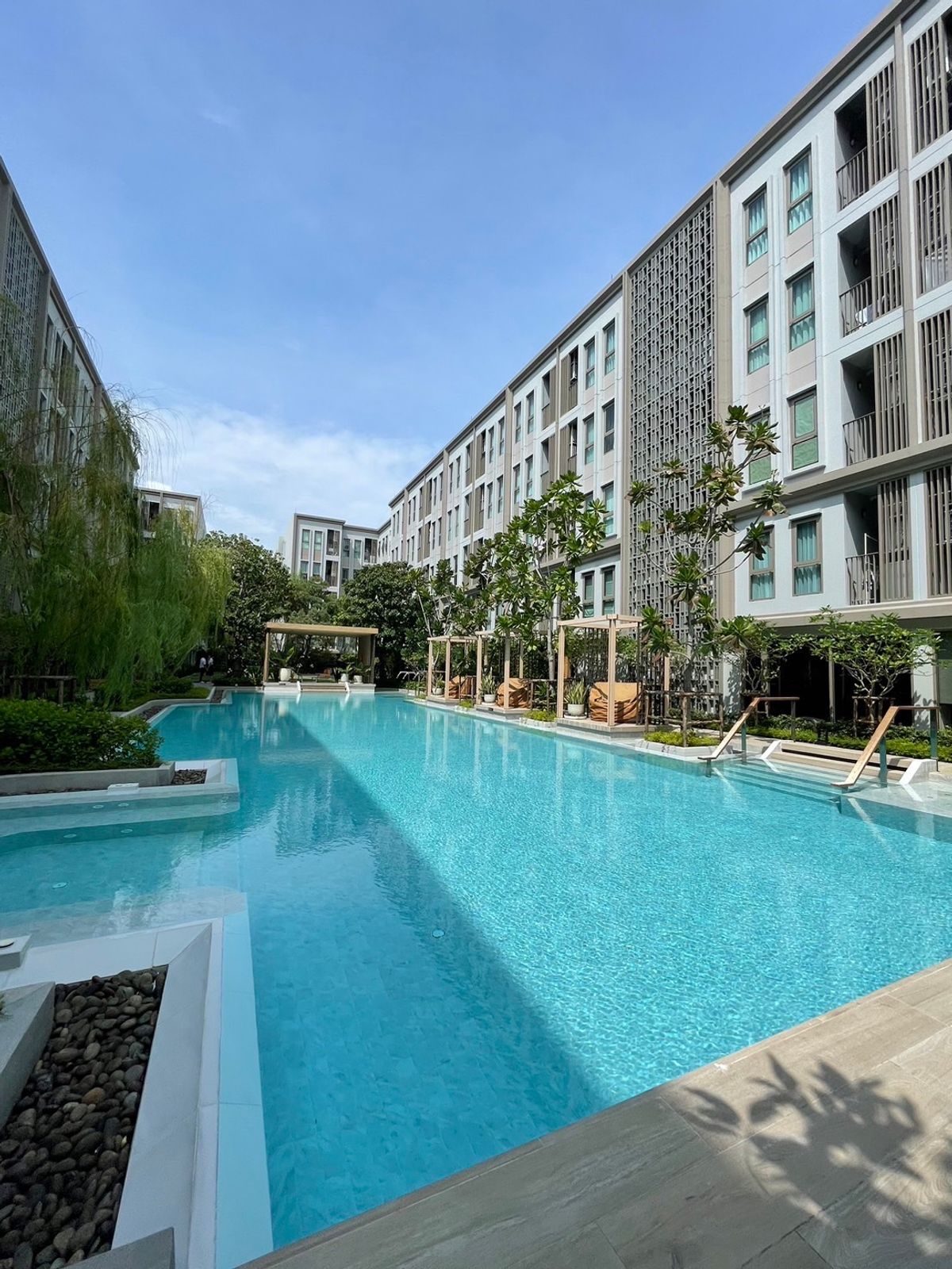 For SaleCondoPinklao, Charansanitwong : 1 bedroom resort-style condo near Siriraj has Siriraj Shuttle and MRT Bang Khun Non 081-245-7349