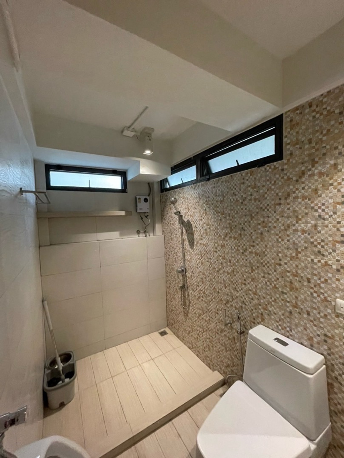 For RentHouseSukhumvit, Asoke, Thonglor : Rent a detached house, Pridi Phanom Yong 45, wide room, a lot of areas near BTS Phra Khanong, Sukhumvit Road, near the main road, near Airport Link, Ekamai -Ram Inthra Expressway.