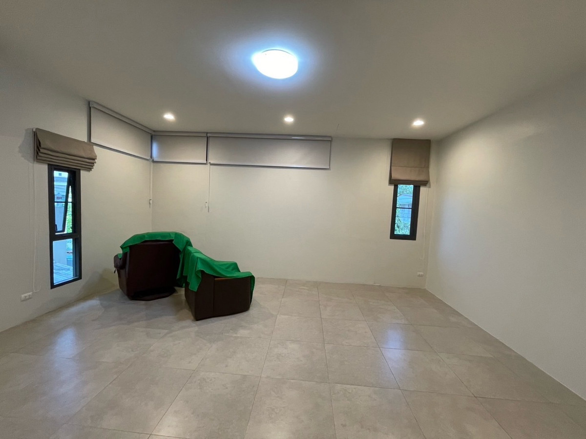 For RentHouseSukhumvit, Asoke, Thonglor : Rent a detached house, Pridi Phanom Yong 45, wide room, a lot of areas near BTS Phra Khanong, Sukhumvit Road, near the main road, near Airport Link, Ekamai -Ram Inthra Expressway.