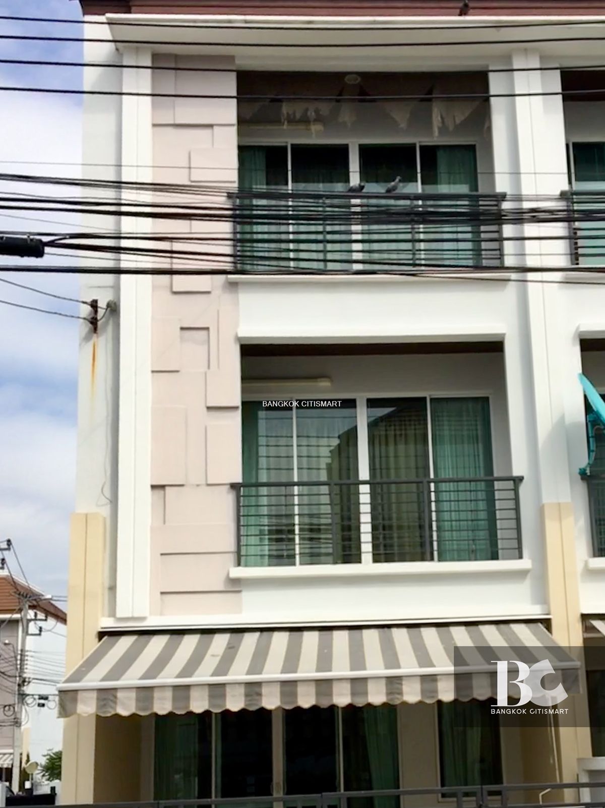 ขายทาวน์โฮมพัฒนาการ ศรีนครินทร์ : 🔥 Best Price! Baan Klang Muang S Sense Srinakarin – Modern Townhome 3 Bedrooms | 3 Bathrooms | 27 SQW | ฿6.9 Million