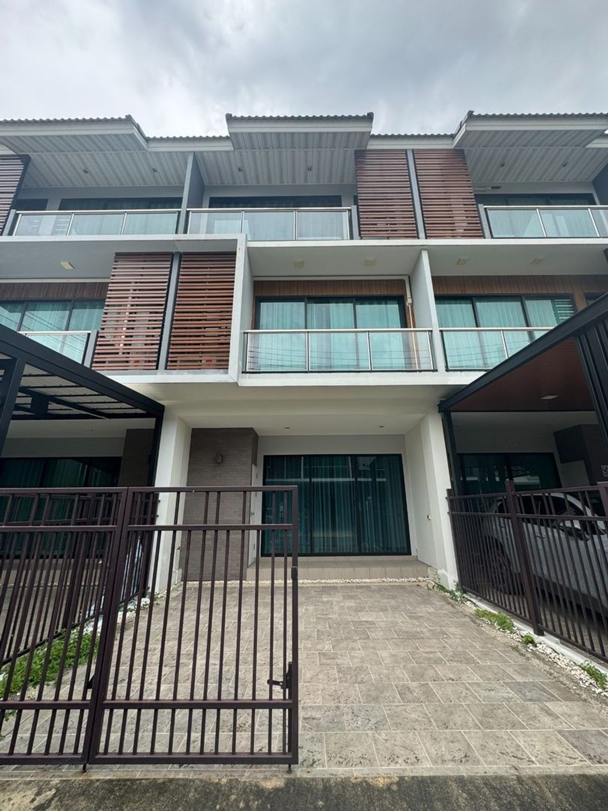 ขายบ้านลาดพร้าว101 แฮปปี้แลนด์ : 20ตรว 3นอน3น้ำ ทาวน์โฮม 3 ชั้น ศุภาลัย เอสเซ้นส์ ลาดพร้าว 