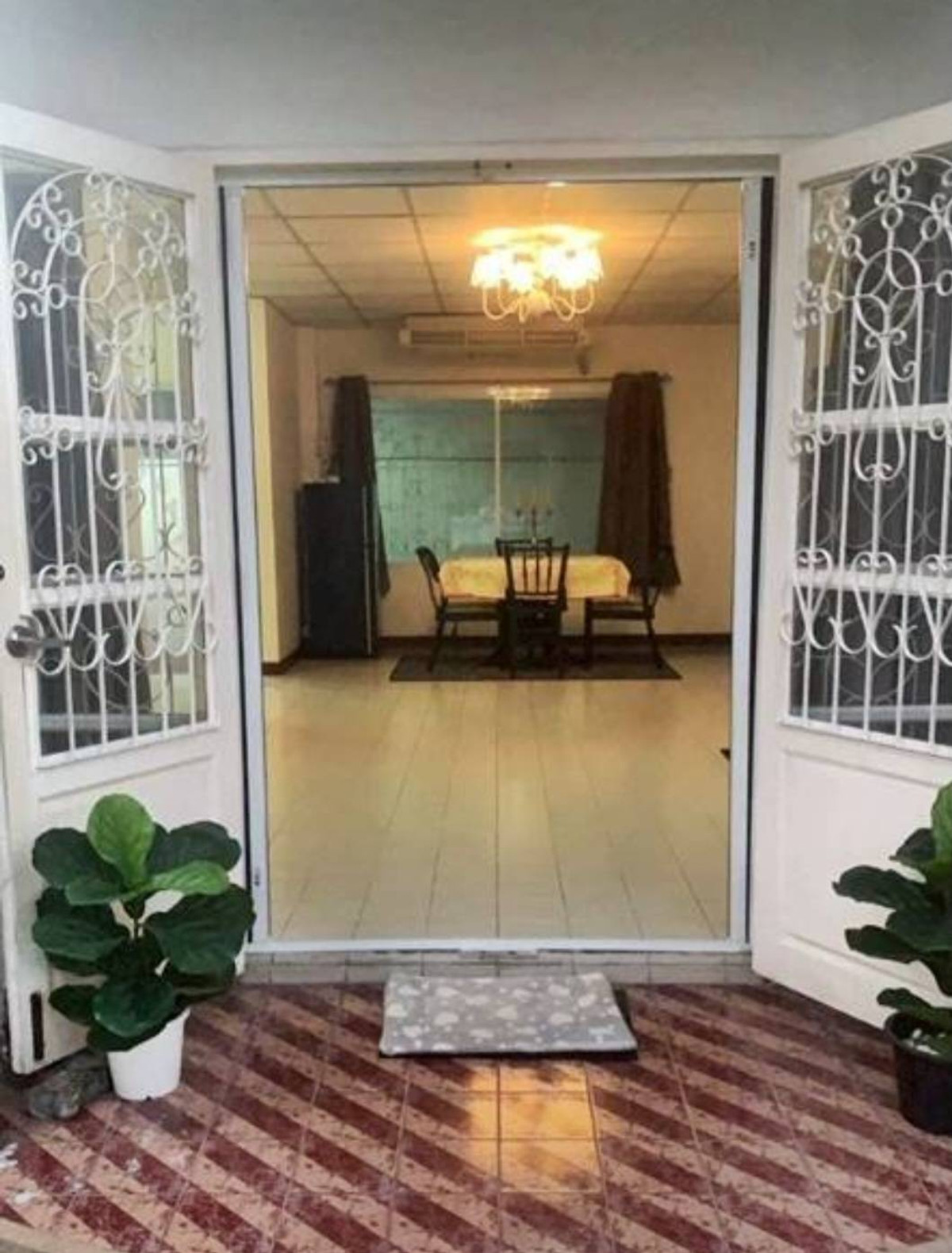 KH 0179 gives 2 floors of a detached house, Vibhavadi 20, after Thai Airways Intersection 3/4 Chomphon, Chatuchak area, opposite V20, near MRT, Phahonyothin, suitable for living or office. Loading...