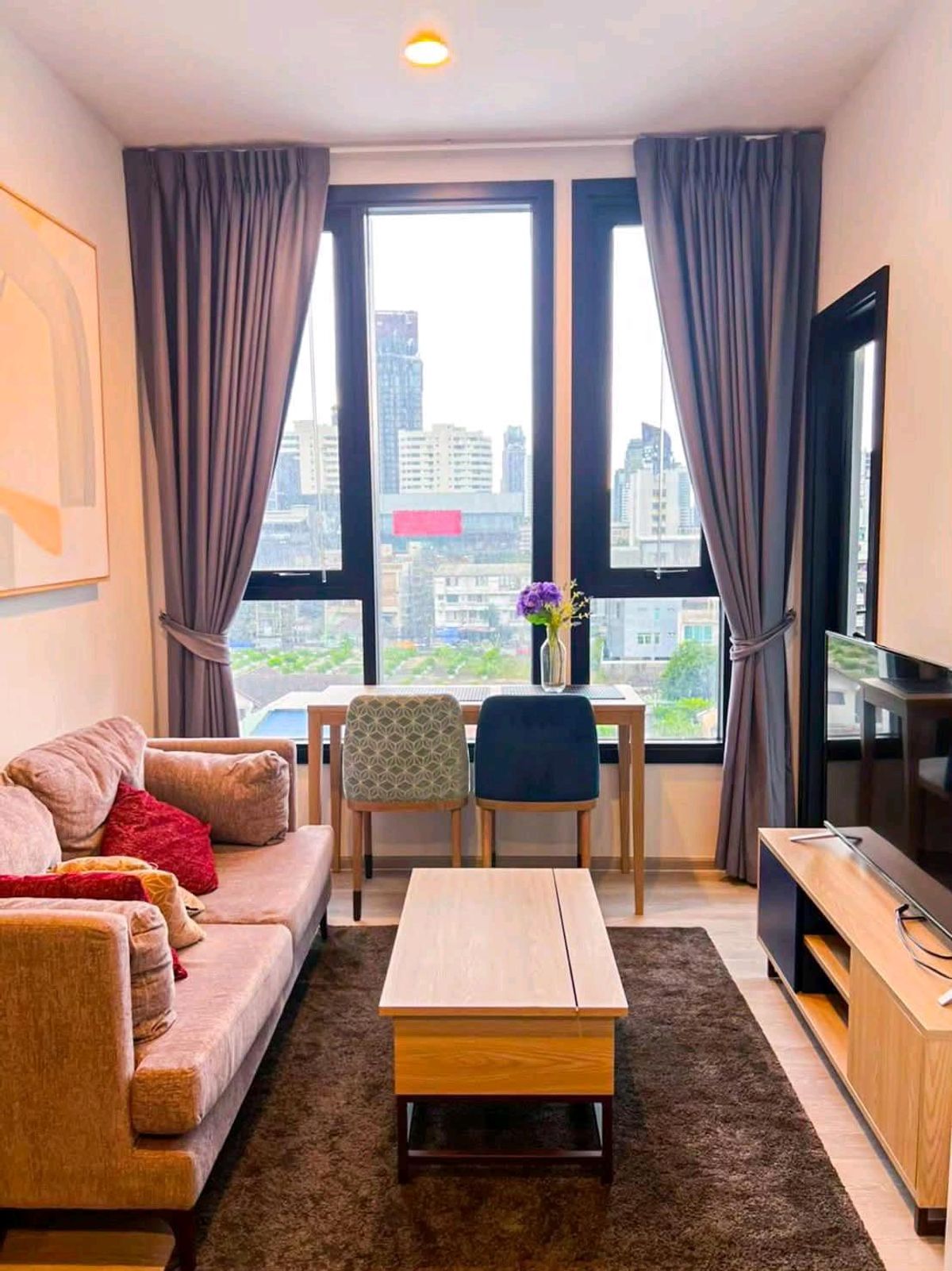 For RentCondoSukhumvit, Asoke, Thonglor : 📍 Location near BTS Ekkamai only 350 meters (feng shui is very good)