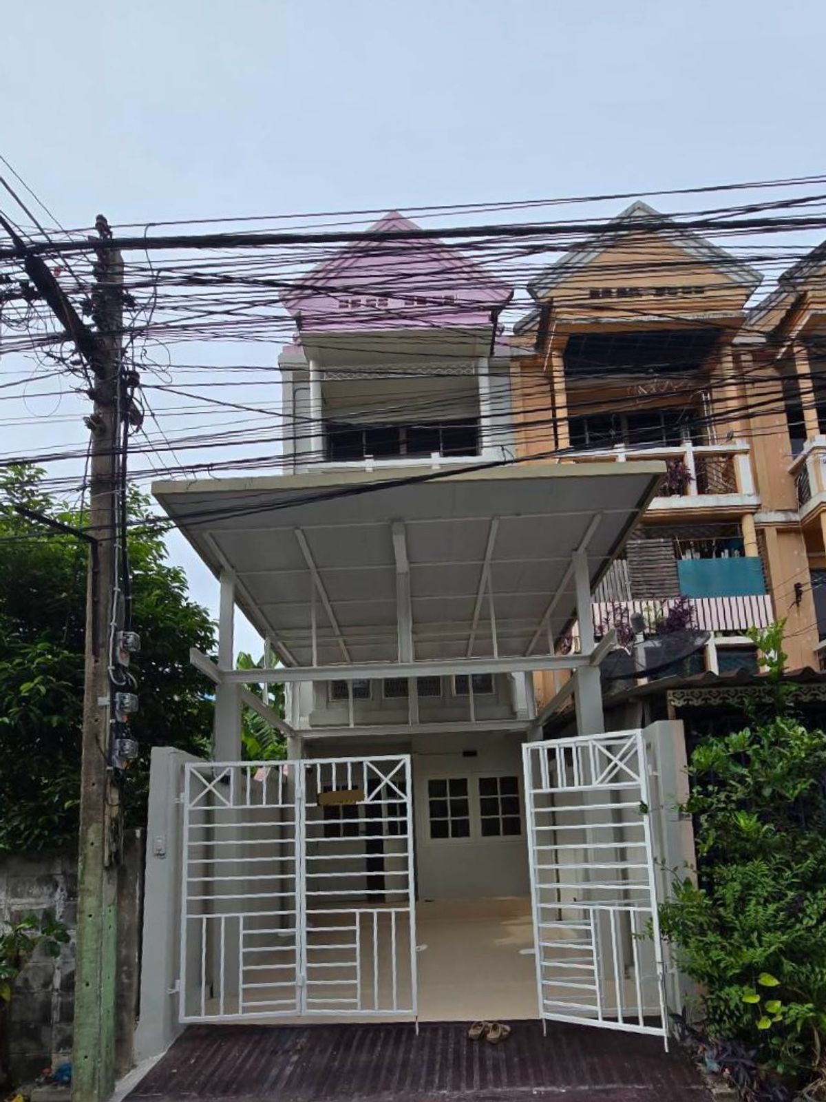 For RentTownhomeKasetsart, Ratchayothin : 🏠 3 layers of new Townhomes, 3 -layered from BTS Phahonyothin 59, less than 300 meters near Lotus Laksi. Convenient transportation.