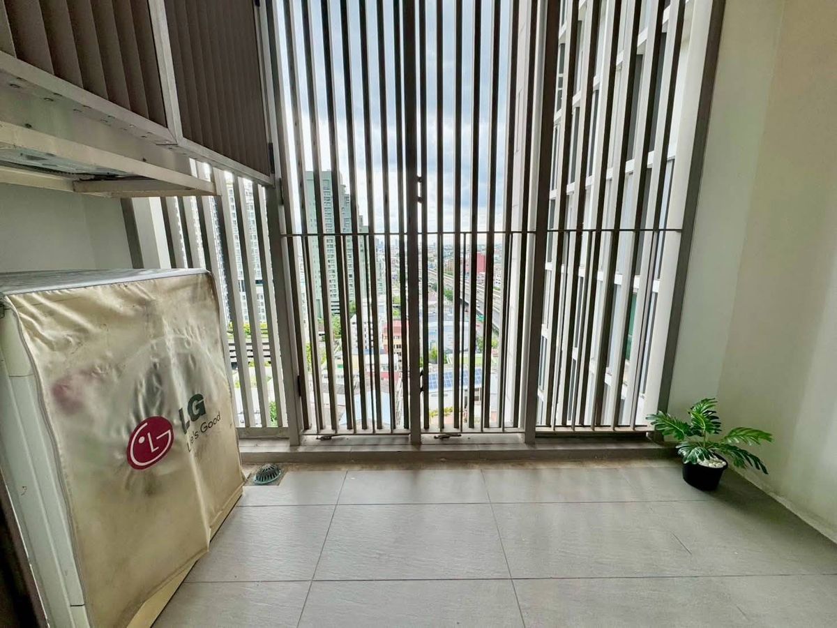 For SaleCondoWongwianyai, Charoennakor : Next to the BTS Wongwian Yai, near Sena Fest, Khlong San, Wongwian Yai, The Mall Tha Phra, Taksin Hospital and Saphan Taksin.