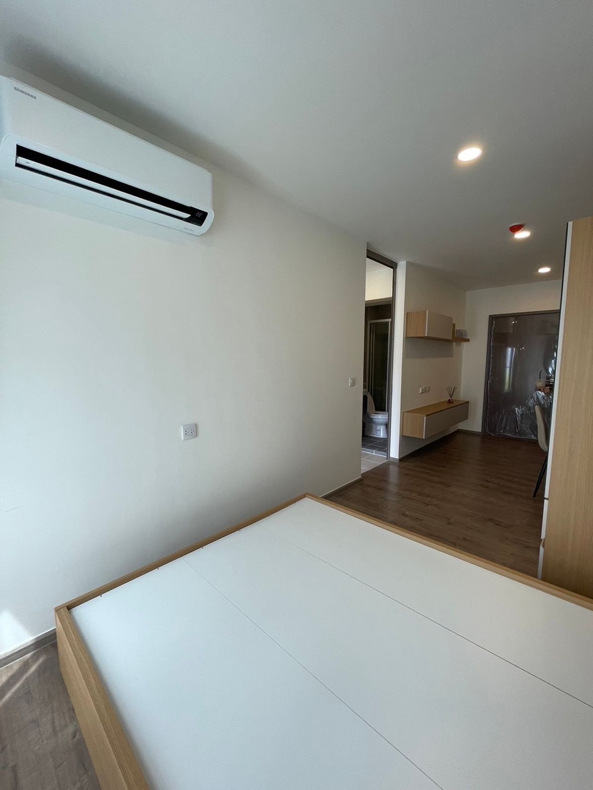 For SaleCondoPinklao, Charansanitwong : 1 bedroom resort-style condo near Siriraj has Siriraj Shuttle and MRT Bang Khun Non 081-245-7349