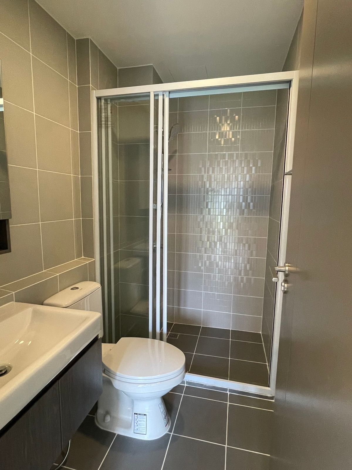 For SaleCondoPinklao, Charansanitwong : 1 bedroom resort-style condo near Siriraj has Siriraj Shuttle and MRT Bang Khun Non 081-245-7349