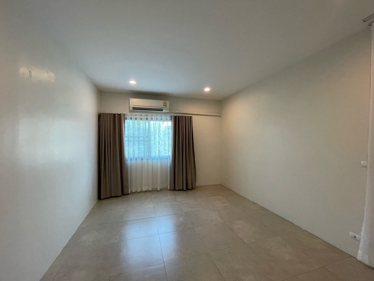 For RentHouseSukhumvit, Asoke, Thonglor : Rent a detached house, Pridi Phanom Yong 45, wide room, a lot of areas near BTS Phra Khanong, Sukhumvit Road, near the main road, near Airport Link, Ekamai -Ram Inthra Expressway.