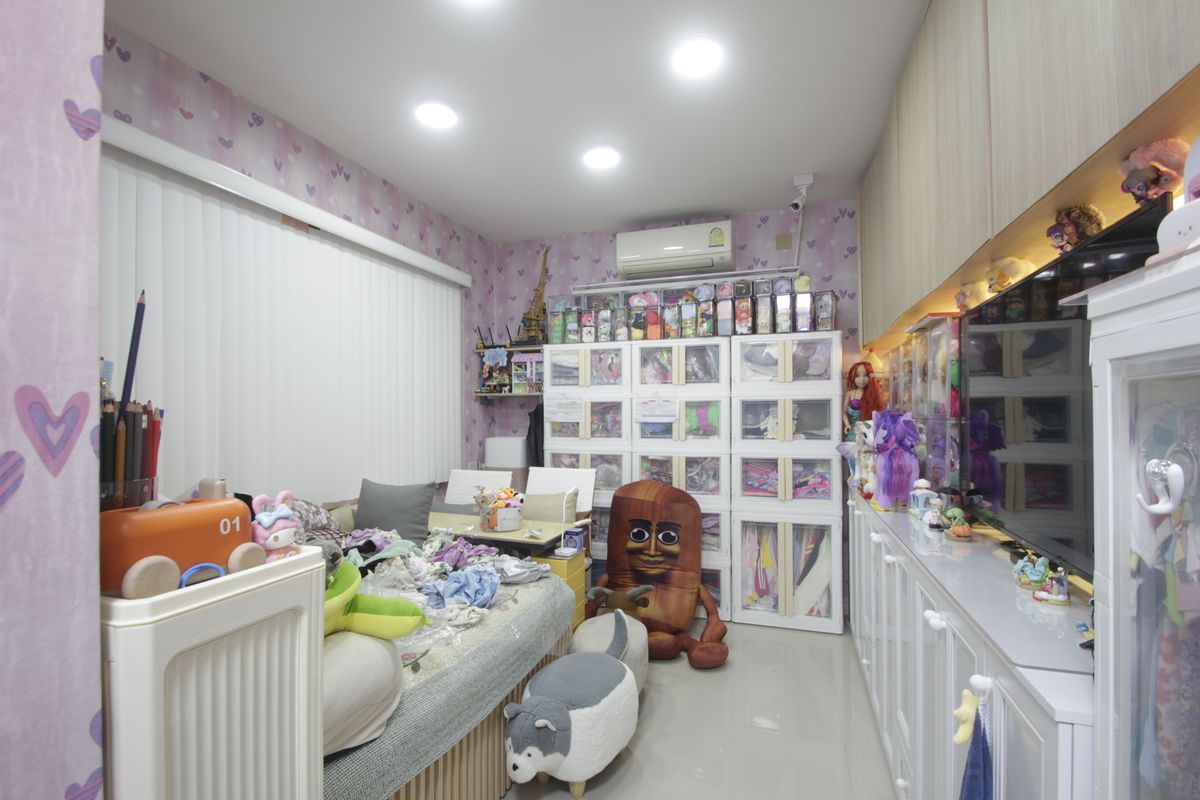 For SaleHouseLadkrabang, Suwannaphum Airport : House for sale in Kazaul Sukhumvit 103 Chalermprakiet Ror. 9 Soi 22 Big house, decorated with additions Outstanding location after the corner opposite the garden The first page of the project 71.7 Wah is convenient to travel near the mall.