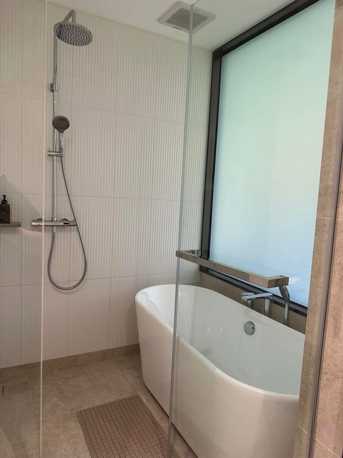 ขายคอนโดหัวหิน ประจวบคีรีขันธ์ : 📢👇คอนโดมิเนียมหรูสไตล์โรงแรม ริมทะเล พร้อมระเบียงขนาดใหญ่ ตั้งอยู่ตรงข้าม Market Village