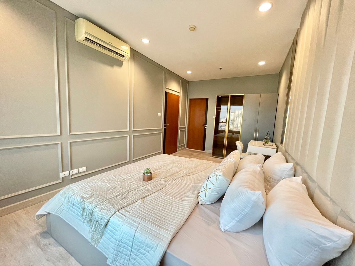 For SaleCondoSapankwai,Jatujak : 💥DON ' T MISS💥 Ready to Move Intro Phahol Location near Rama 6 and the food area to go to Saphan Khwai Or Ari is easy. 5 minutes to the beautiful room. Very good value. Interested. Contact 0876358339.