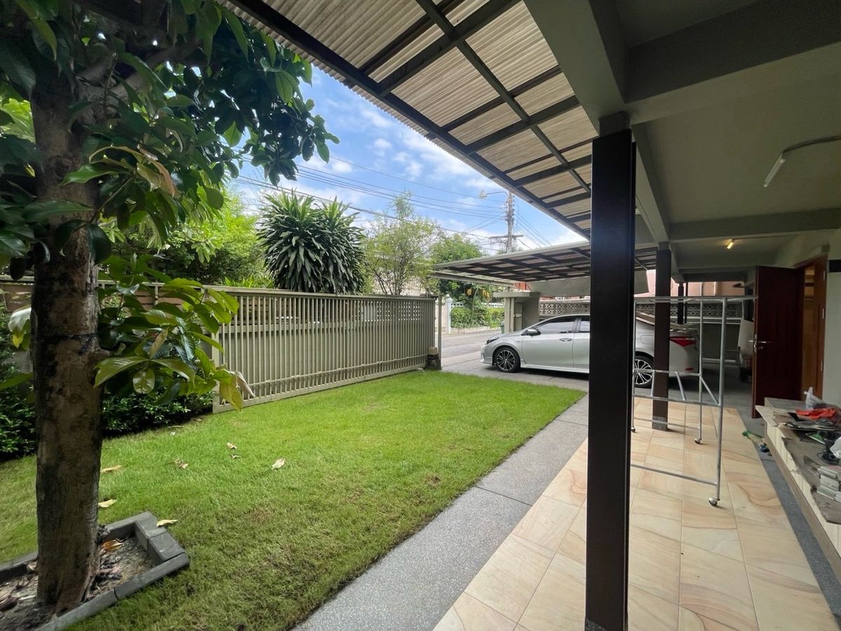 For RentHouseSukhumvit, Asoke, Thonglor : Rent a detached house, Pridi Phanom Yong 45, wide room, a lot of areas near BTS Phra Khanong, Sukhumvit Road, near the main road, near Airport Link, Ekamai -Ram Inthra Expressway.