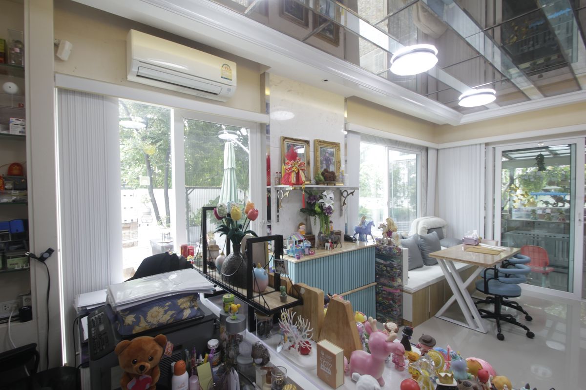 For SaleHouseLadkrabang, Suwannaphum Airport : House for sale in Kazaul Sukhumvit 103 Chalermprakiet Ror. 9 Soi 22 Big house, decorated with additions Outstanding location after the corner opposite the garden The first page of the project 71.7 Wah is convenient to travel near the mall.