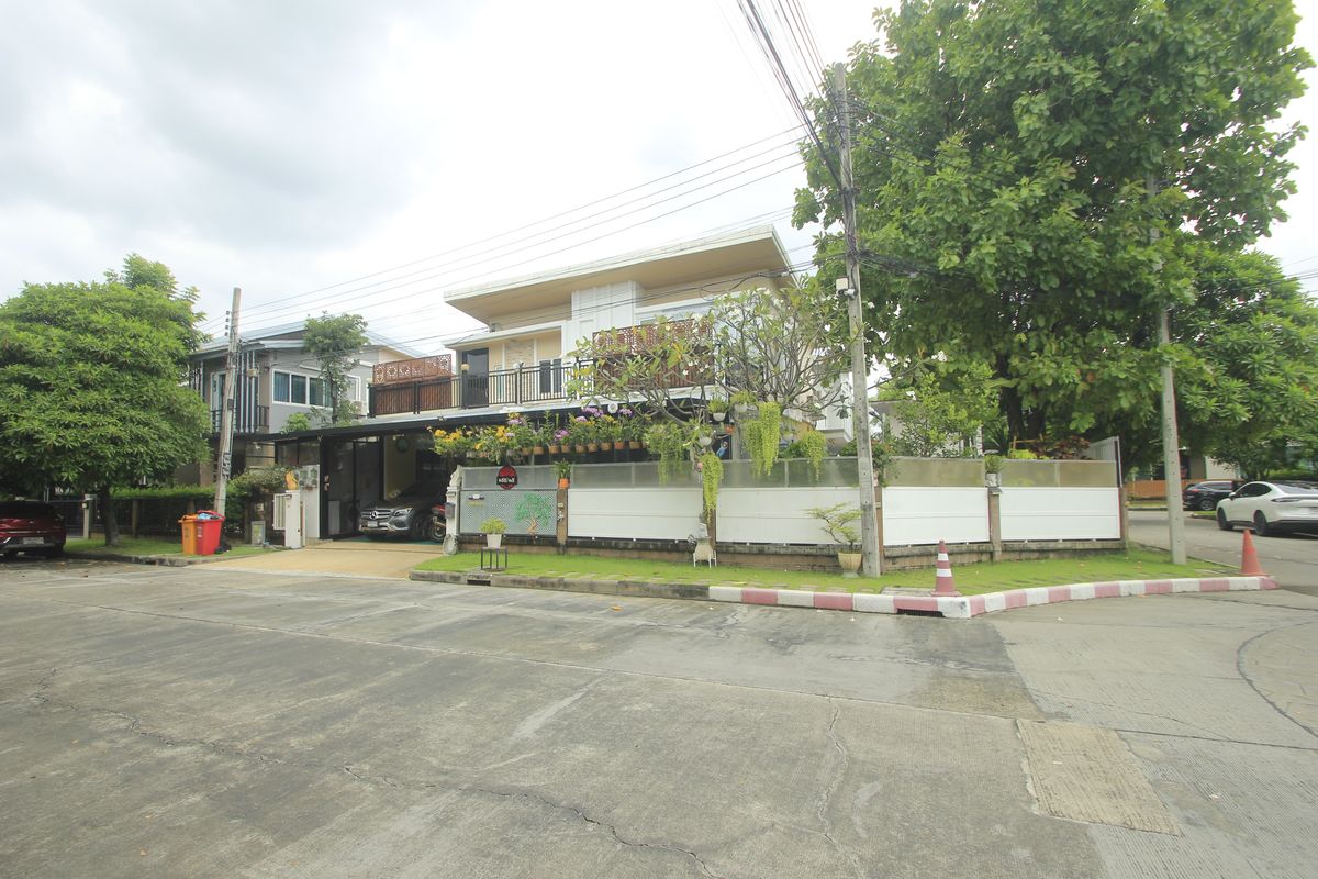 For SaleHouseLadkrabang, Suwannaphum Airport : House for sale in Kazaul Sukhumvit 103 Chalermprakiet Ror. 9 Soi 22 Big house, decorated with additions Outstanding location after the corner opposite the garden The first page of the project 71.7 Wah is convenient to travel near the mall.