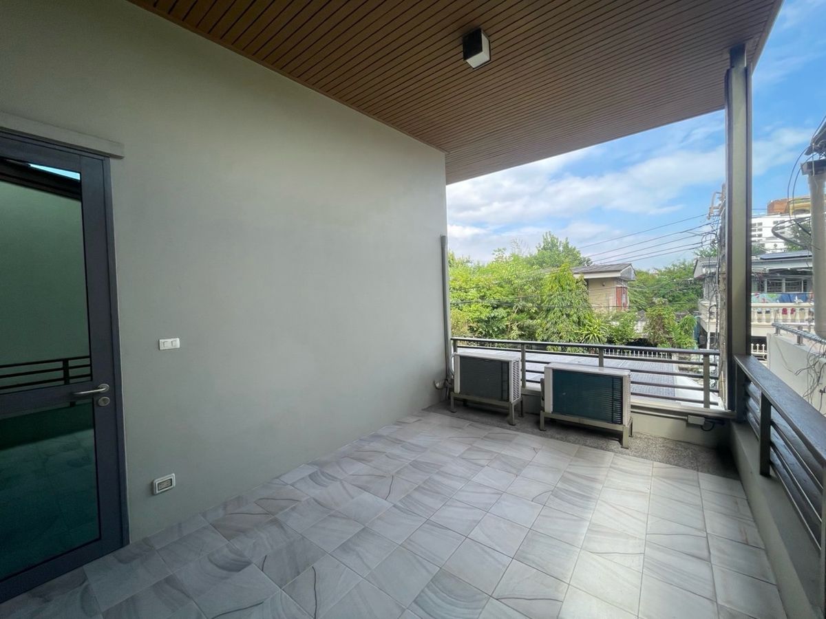 For RentHouseSukhumvit, Asoke, Thonglor : Rent a detached house, Pridi Phanom Yong 45, wide room, a lot of areas near BTS Phra Khanong, Sukhumvit Road, near the main road, near Airport Link, Ekamai -Ram Inthra Expressway.