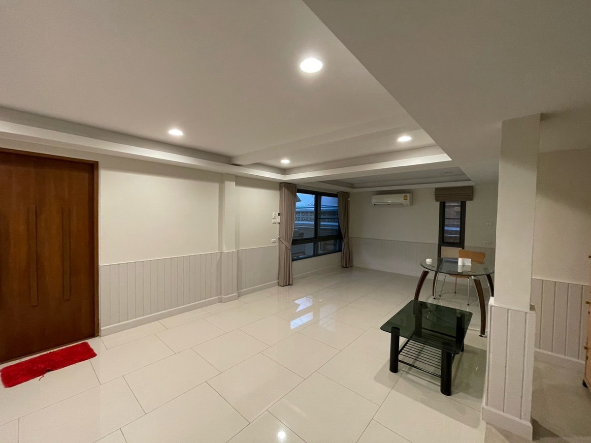 For RentHouseSukhumvit, Asoke, Thonglor : Rent a detached house, Pridi Phanom Yong 45, wide room, a lot of areas near BTS Phra Khanong, Sukhumvit Road, near the main road, near Airport Link, Ekamai -Ram Inthra Expressway.