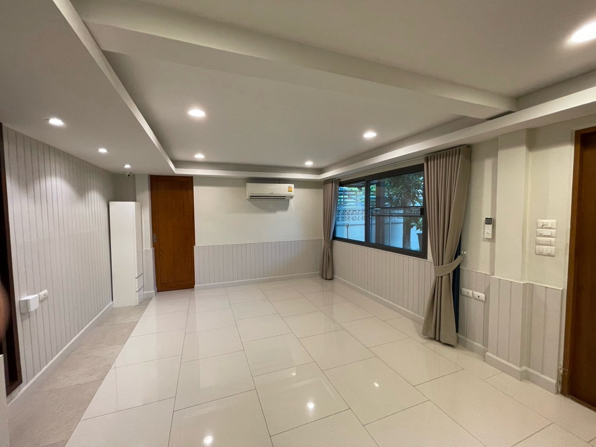 For RentHouseSukhumvit, Asoke, Thonglor : Rent a detached house, Pridi Phanom Yong 45, wide room, a lot of areas near BTS Phra Khanong, Sukhumvit Road, near the main road, near Airport Link, Ekamai -Ram Inthra Expressway.