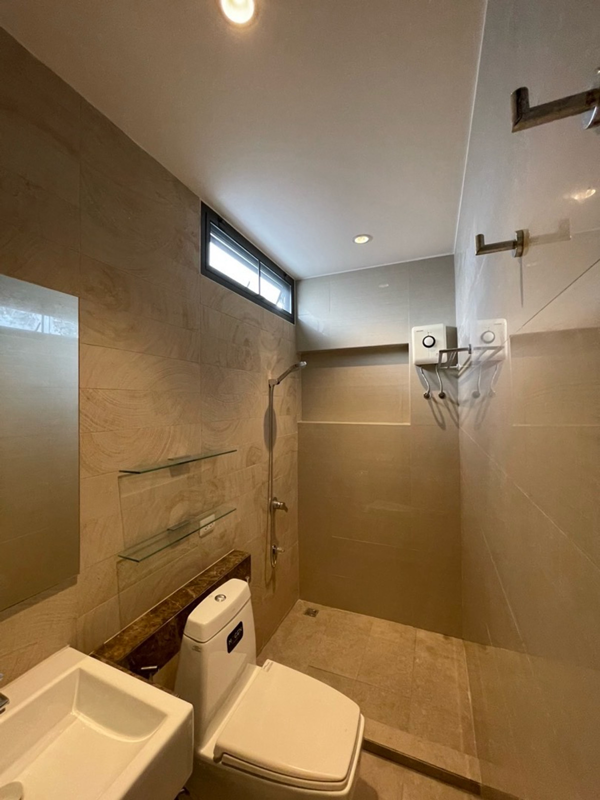 For RentHouseSukhumvit, Asoke, Thonglor : Rent a detached house, Pridi Phanom Yong 45, wide room, a lot of areas near BTS Phra Khanong, Sukhumvit Road, near the main road, near Airport Link, Ekamai -Ram Inthra Expressway.