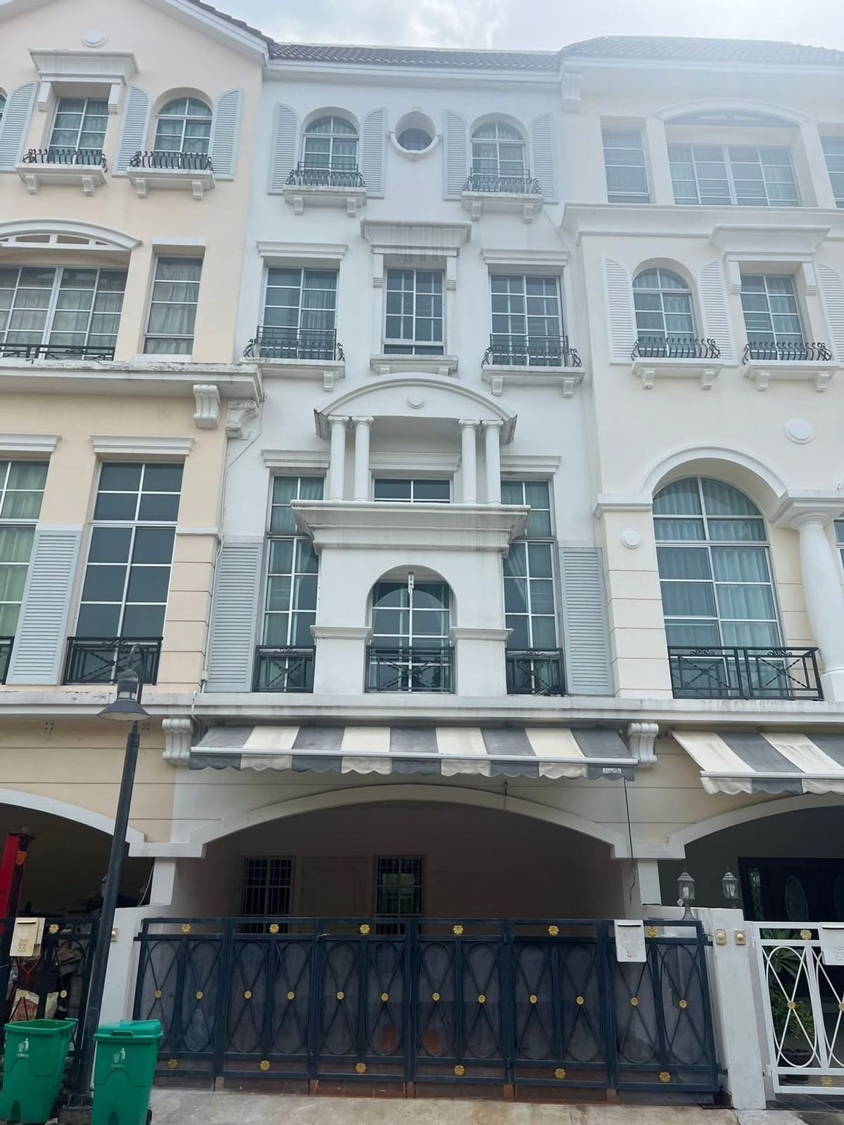 ให้เช่าทาวน์โฮมสาทร นราธิวาส : ให้เช่า ทาวน์โฮม 4 ชั้น  	Baan Klang Krung Sathorn North-South Road