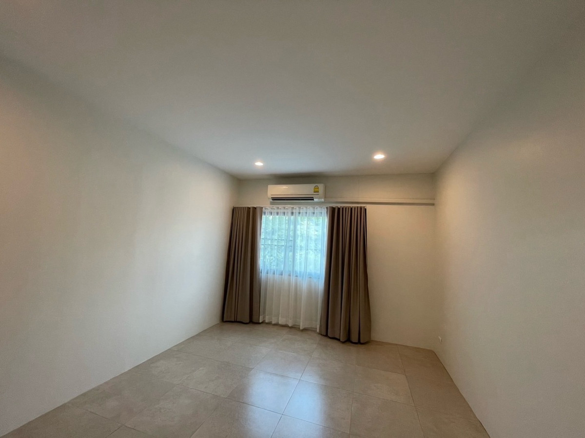 For RentHouseSukhumvit, Asoke, Thonglor : Rent a detached house, Pridi Phanom Yong 45, wide room, a lot of areas near BTS Phra Khanong, Sukhumvit Road, near the main road, near Airport Link, Ekamai -Ram Inthra Expressway.